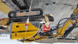 Chantier Extravator BTP avec l'aide d'un Brokk 160 électrique 